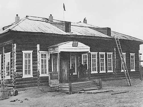 Здание Чурапчинской школы. 1920-е годы Здание Чурапчинской школы. 1920-е годы