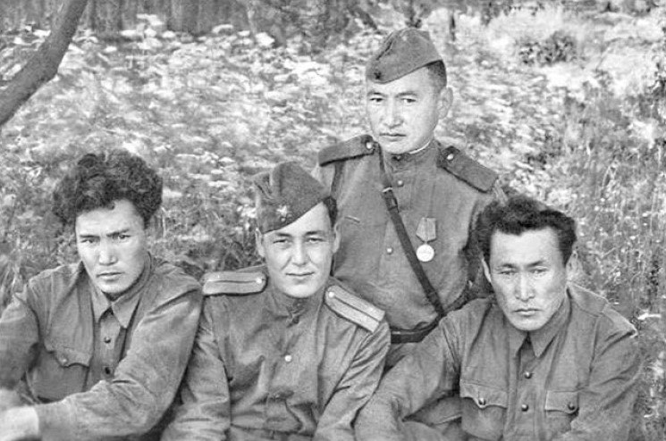 Якутские писатели на фронте. С.301 Якутские писатели на фронте. С.301